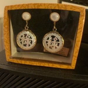 NWT Vintage (from 1940s) mother of pearl and gold drop earrings